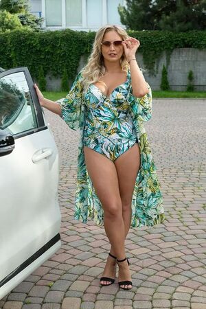 Слитный купальник с эффектным тропическим узором